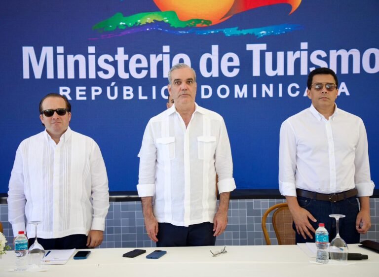 Sosúa: Gobierno entrega obras costeras y plaza de vendedores