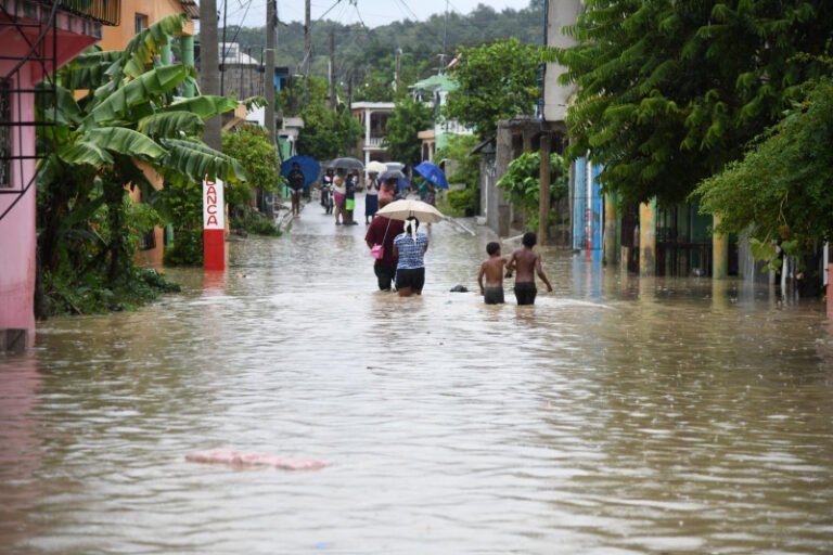 Emiten alerta amarilla para 16 provincias por vaguada; prevén lluvias para noche de este miércoles