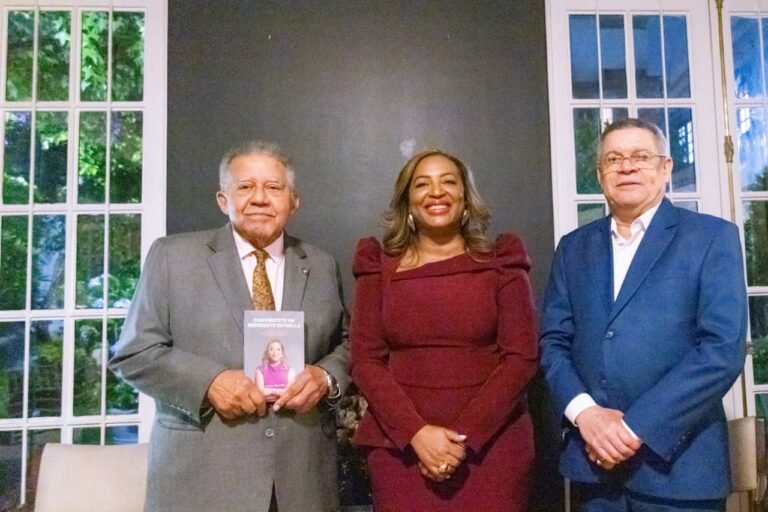 Irene Morillo presenta su  libro “Conviértete en Referente Estrella” en la Embajada Dominicana en México