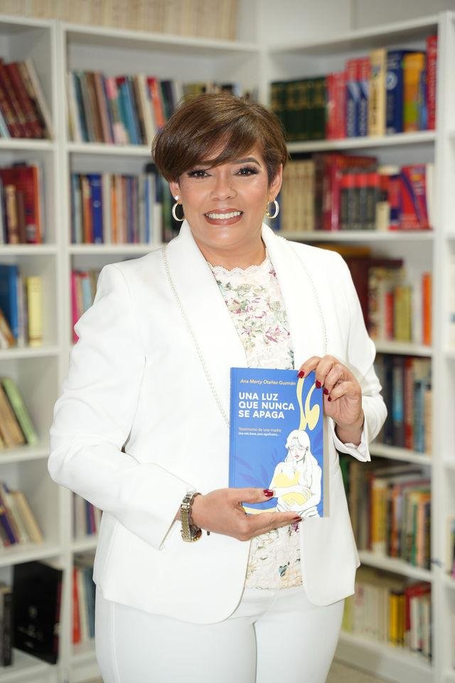 Ana Mercy Otáñez presenta en Nueva York su libro “Una luz que nunca se apaga”