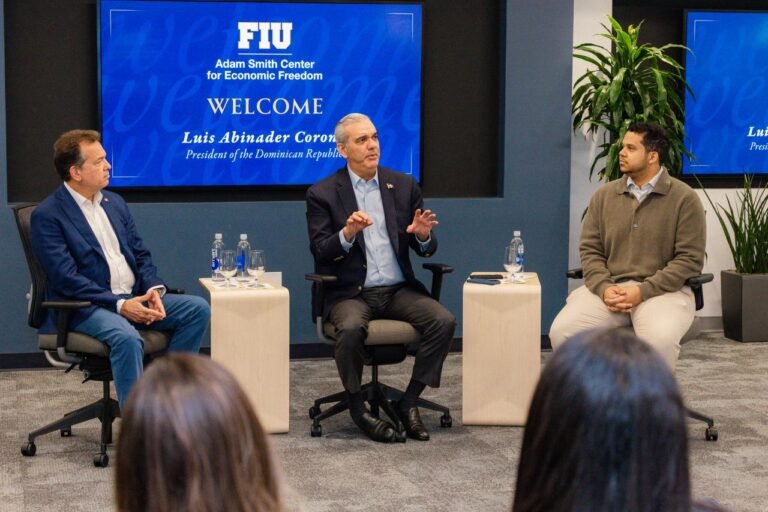 Presidente Abinader participa en encuentro con estudiantes dominicanos de la Universidad Internacional de Florida
