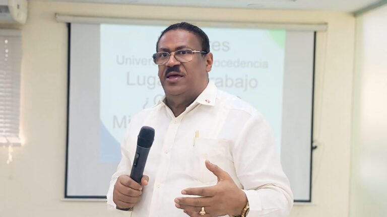 El SRSO realiza inducción a decenas de nuevos médicos pasantes