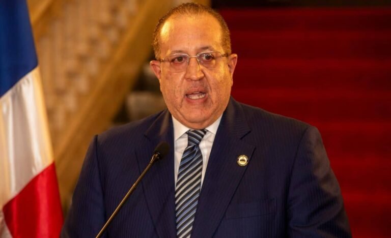 Demandan al ministro de Hacienda Magín Díaz por daños y perjuicios