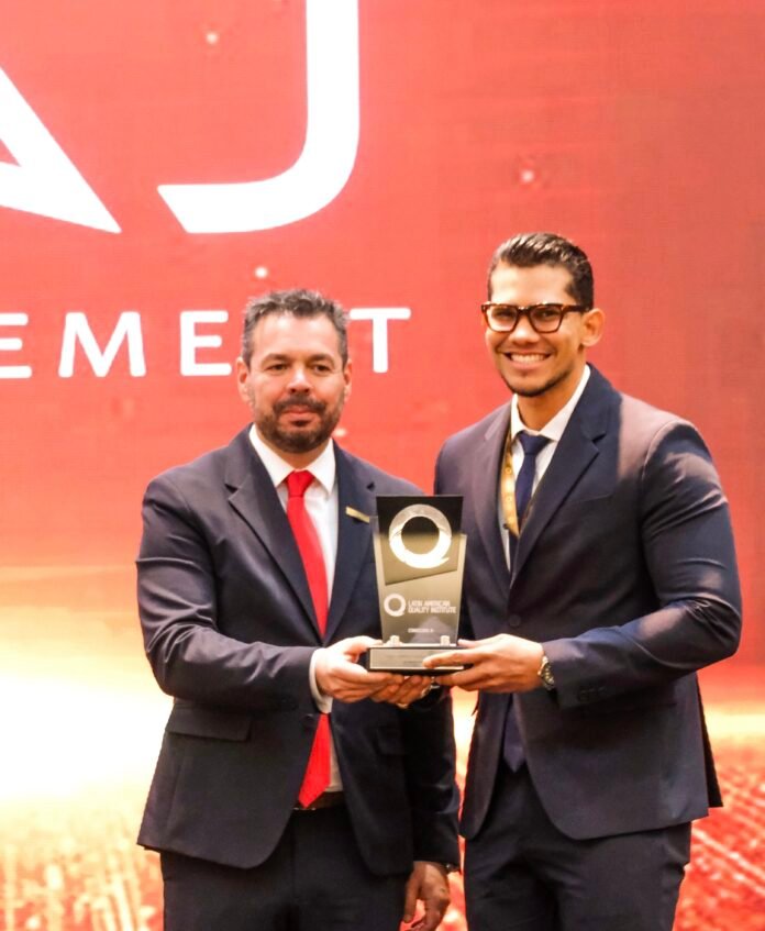 1. Foto principal- Daniel Maximilian Da Costa, presidente y Fundador de LAQI – Latin American Quality Institute entregando el premio de Empresario del Año a Arismendy Duarte
