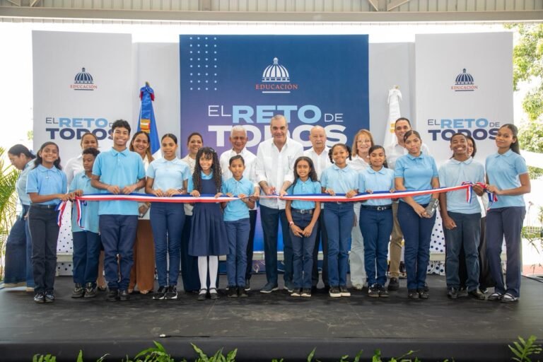 Presidente Abinader inaugura techado deportivo-escolar que beneficiará a más de 600 estudiantes de la Escuela Narciso Alberti, en el municipio de Cevicos