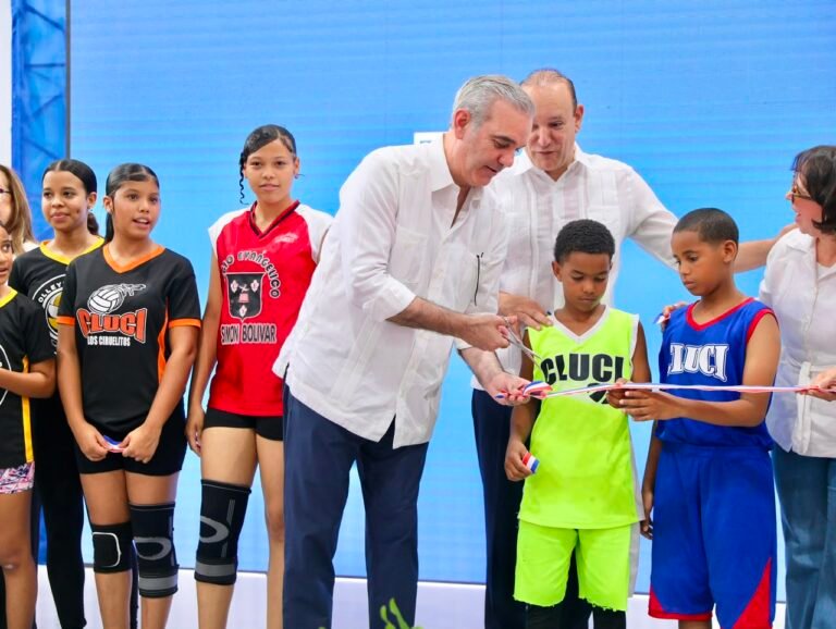 Presidente Abinader y alcalde Ulises Rodríguez entregan renovado techado deportivo que beneficiará a cientos de jóvenes y estudiantes de Los Ciruelitos