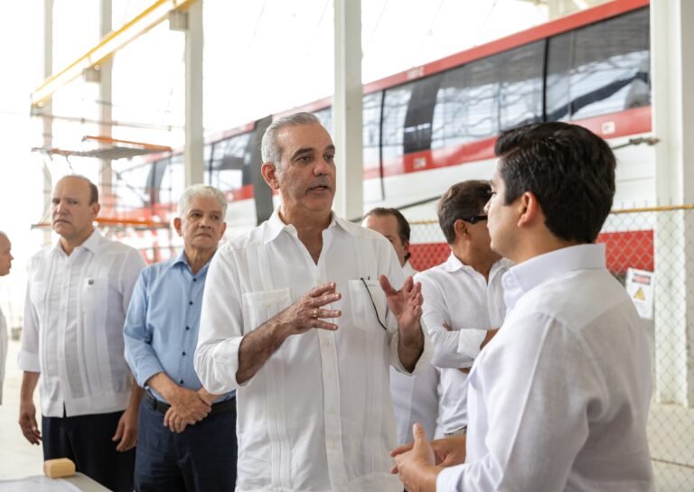 Presidente Abinader supervisa avances del Monorriel de Santiago; obra civil estaría completada en agosto y las pruebas dinámicas de movimiento de trenes se realizarían en último trimestre del año El proyecto alcanza un 92.6 por ciento de ejecución y está previsto dejarlo en marcha en blanco diciembre de este año.