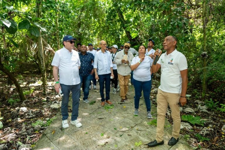 Vicepresidente de Seaboard y sus colaboradores realizan visita al Parque Ecológico Las Lagunas