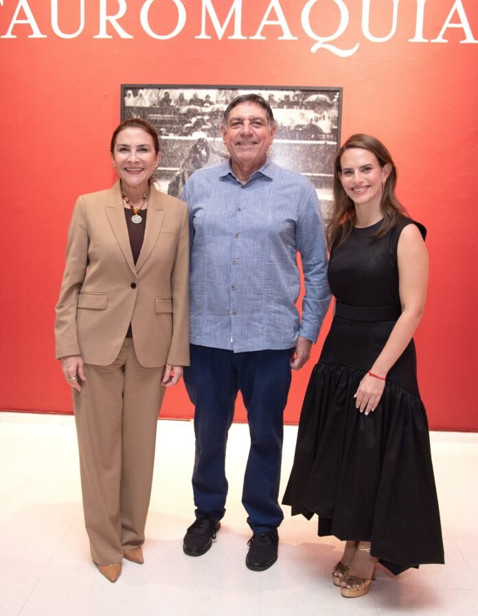 DSC7199 Carolina Mejia, Gamal Michelen y la artista Sofia Torres Prida.