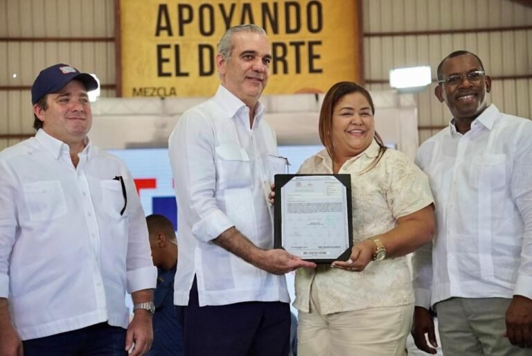 Presidente Abinader entrega 400 certificados de títulos de propiedad en Pepillo Salcedo, llevando seguridad jurídica y nuevas oportunidades de desarrollo a unas 1,600 personas