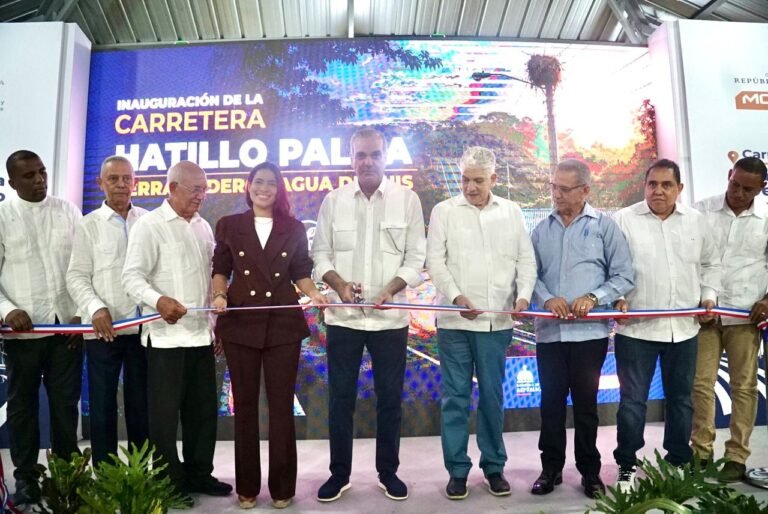 Tras 60 años de espera, presidente Abinader inaugura la carretera Hatillo Palma–Derramadero–Agua de Luis que beneficia a más de 32 mil personas en Montecristi
