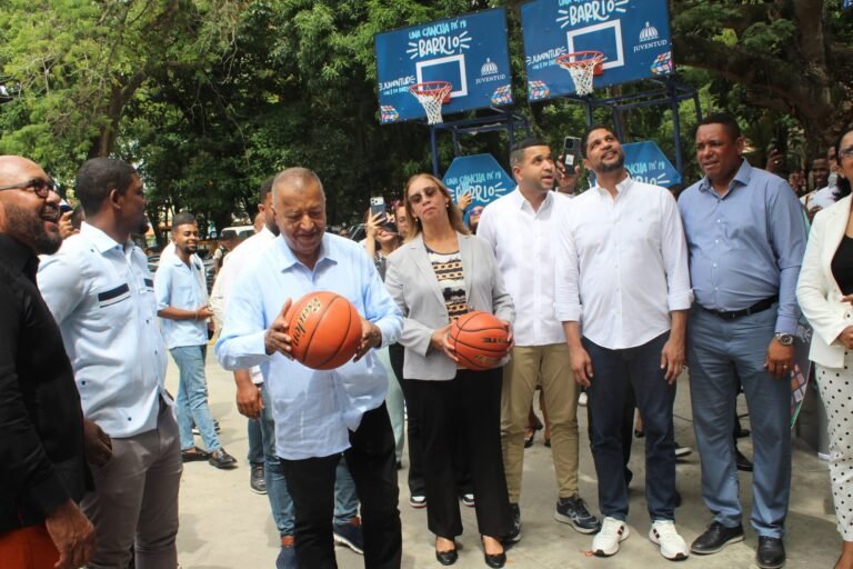 Alcalde Nelson de la Rosa agradece al Ministerio de la Juventud la entrega de canchas para jóvenes de San Cristóbal