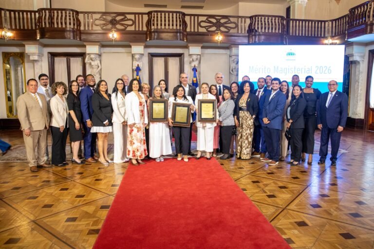 Presidente Abinader entrega Medalla al Mérito Magisterial 2026 y reconoce el aporte de docentes al desarrollo del país