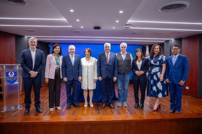 Histórico acuerdo entre la academia y el sector comercial impulsa la transformación del retail dominicanoSANTO DOMINGO. – La República Dominicana dio un paso trascendental hacia la modernización y profesionalización del comercio al detalle con el lanzamiento del primer Diplomado Smart Retail y la firma de un Convenio Marco de Colaboración Interinstitucional. Esta alianza estratégica fue sellada entre la Universidad APEC (UNAPEC) y la Organización Nacional de Empresas Comerciales (ONEC), junto con la ratificación de colaboración del Observatorio para el Comercio Detallista Y. Hernández, brazo de responsabilidad social corporativa de EPSILON Representaciones.