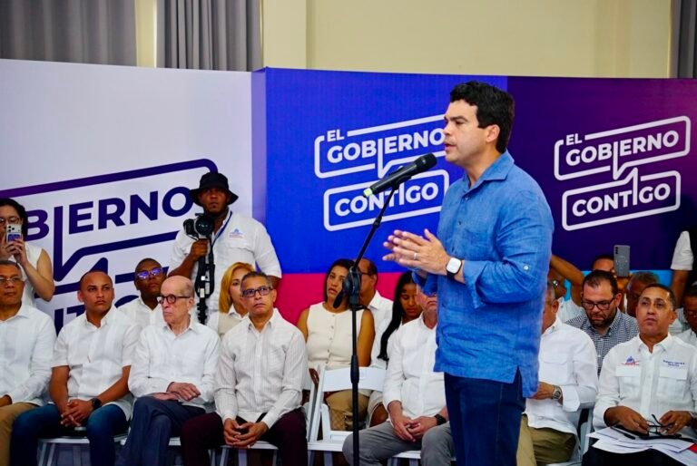 Presidente Abinader prioriza soluciones al agua potable durante encuentro comunitario en Samaná