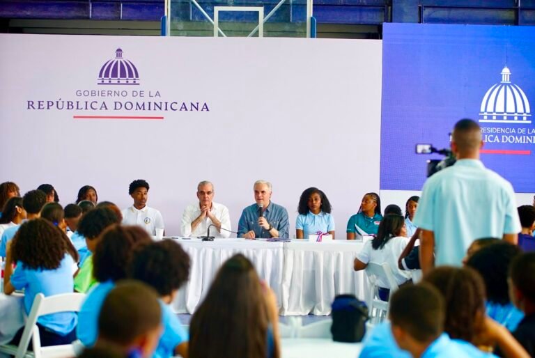 Presidente Abinader escucha inquietudes de estudiantes de Samaná y anuncia acciones para fortalecer la educación en la provincia