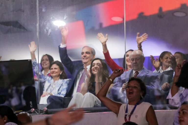 Presidente Abinader, junto a la vicepresidenta y primera dama, dejó abiertos los XXV Juegos Centroamericanos y del Caribe Santo Domingo 2026, en una impresionante ceremonia inaugural con despliegue de luces y uso de tecnología