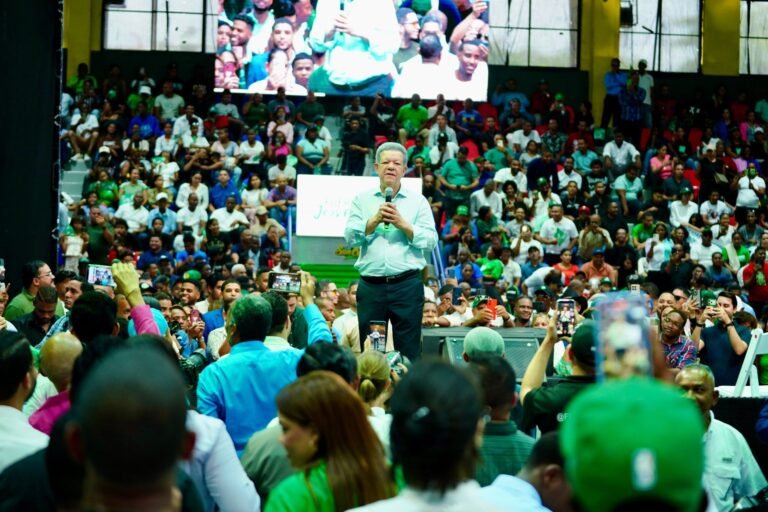 Leonel cuestiona la reforma de la PN que impulsa el Gobierno
