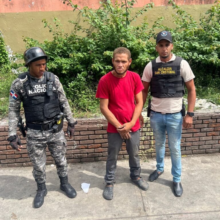 La Policía Municipal apresa hombre sorprendido tirando basura en la vía pública en San Cristóbal