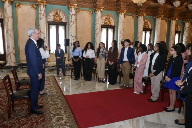 Presidente Abinader recibe a estudiantes de origen dominicano destacados en el extranjero