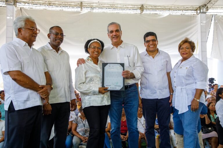 Presidente Abinader entrega 1,000 títulos de propiedad que garantizan seguridad jurídica a más de 4 mil personas en Los Frailes de Santo Domingo Este