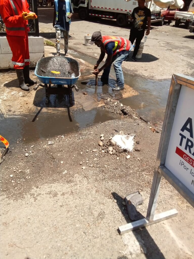 Ayuntamiento Municipal resuelve de manera inmediata el problema de desagüe de un imbornal en alrededores del mercado de San Cristóbal