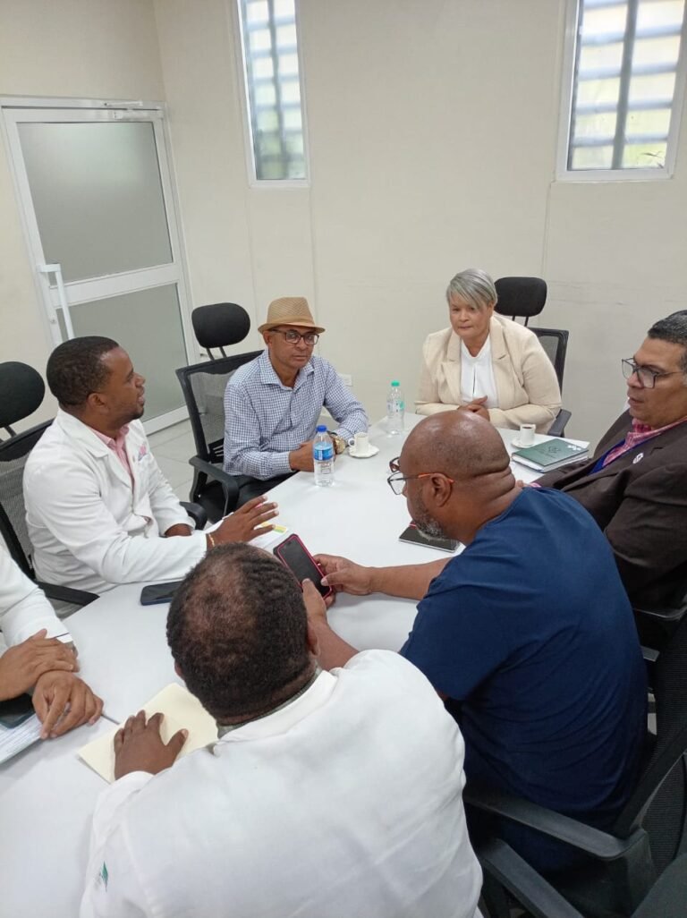 SRS Higuamo logra consenso para levantar paro médico en San Pedro de Macorís.